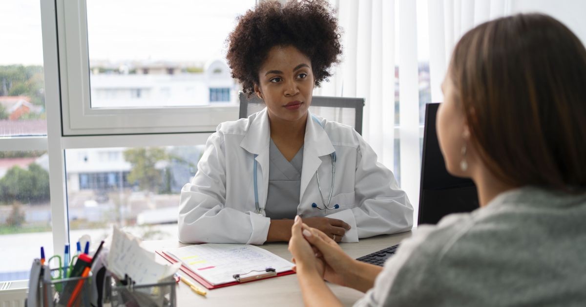 Menopausa é associada a aumento de 15% no risco de Alzheimer, diz estudo