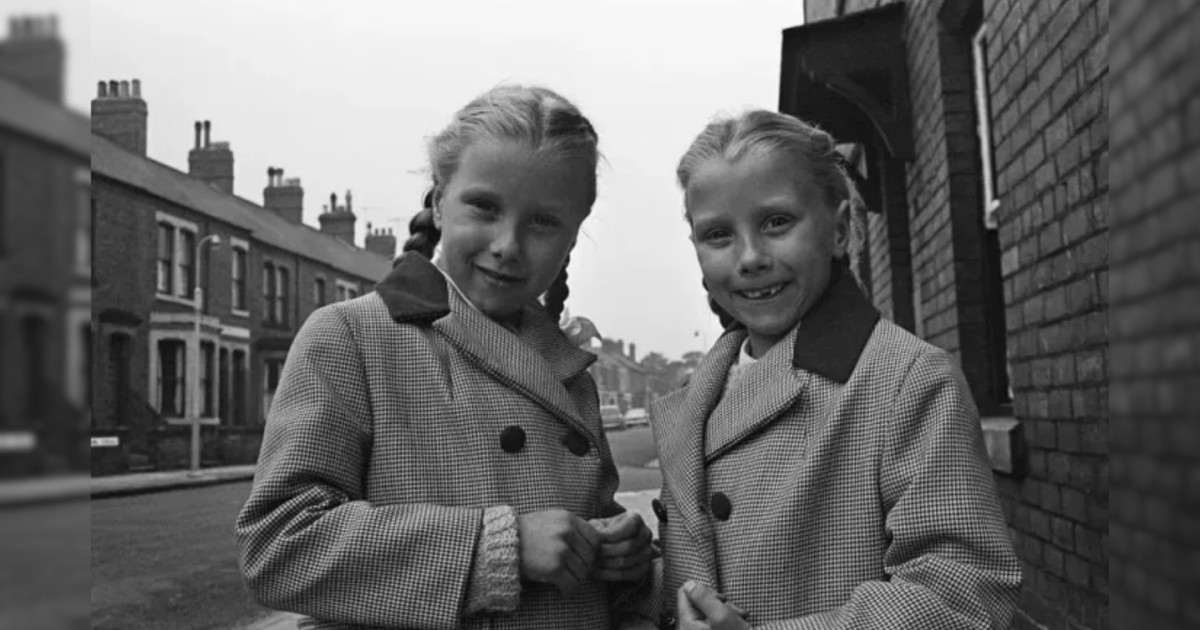 Em 1957, um acidente tirou a vida de duas irmãs na Inglaterra; um ano depois, os pais tiveram gêmeas idênticas, que nasceram com as mesmas marcas e lembranças das filhas falecidas