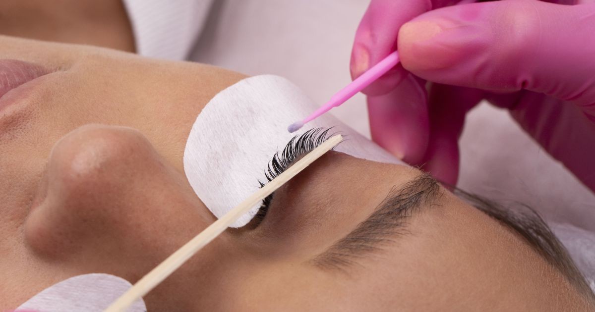 Extensão de cílios pode favorecer ácaros e causar irritação ocular; entenda