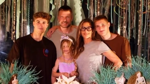 Filho de Fernanda Lima e Hilbert posa em Paris após desfilar em Milão; veja