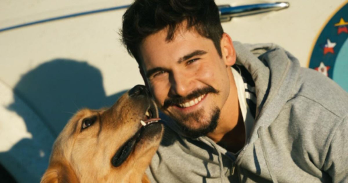Nicolas Prattes posa de sunga em sauna e fãs reagem: “Não é inocente”