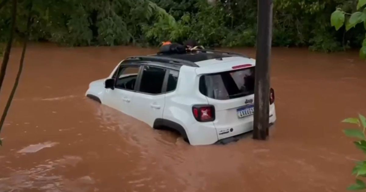 Vídeo: casal é resgatado de carro arrastado pela correnteza no RS