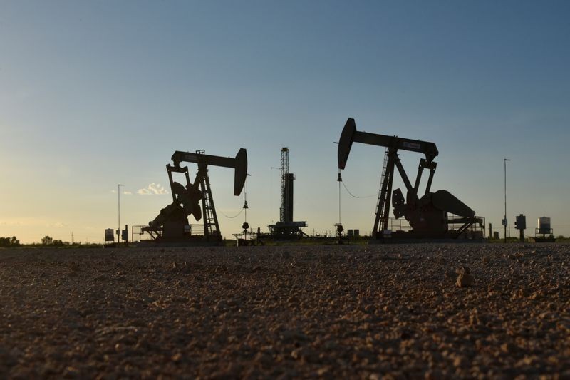 Petróleo fecha em alta com escaladas dos ataques em Ormuz