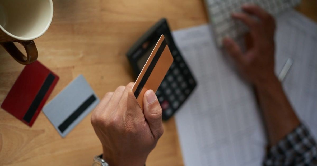 Dívidas da classe média chegam a 6,3 vezes a renda mensal, diz Bravo