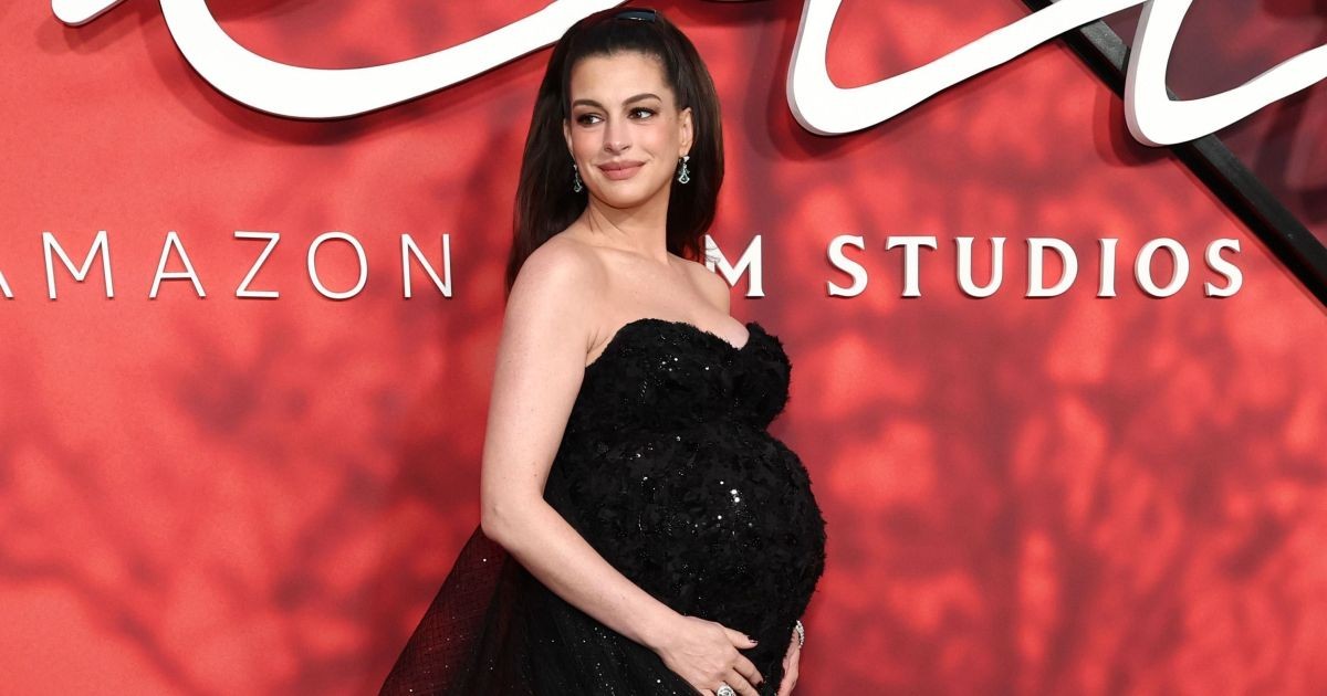Anne Hathaway cancela entrevista por gravidez: “Posso dar à luz antes”