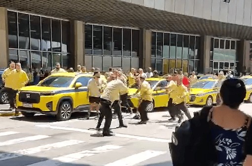 Taxistas do RJ trocam socos e agressões no Galeão após troca de ponto