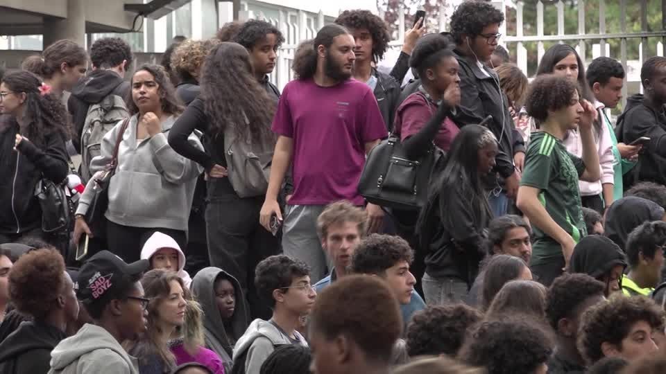 Em meio a protestos, França propõe corte de gastos públicos