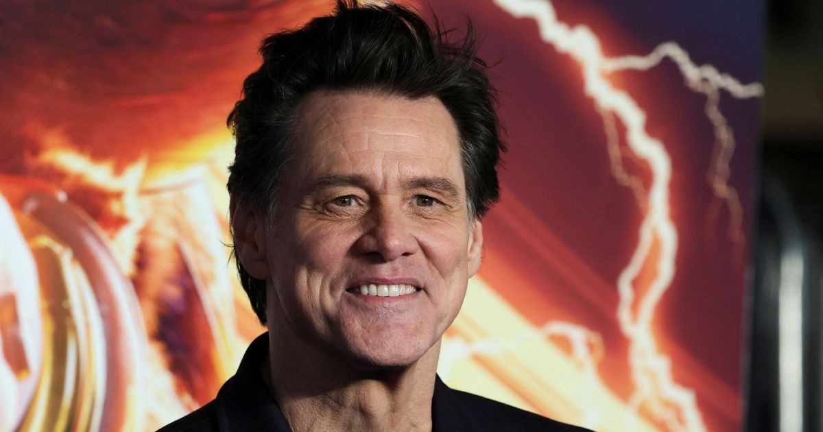 Jim Carrey se casa com atriz em cerimônia privada, diz site