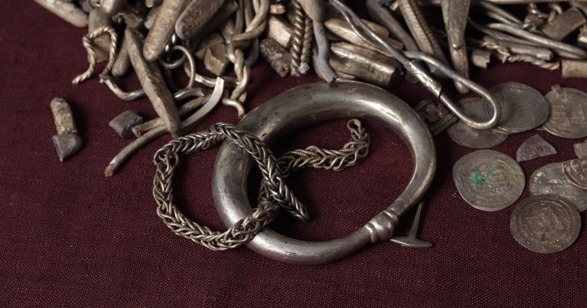 Morador foi arrumar o jardim de casa e descobriu tesouro da Era Viking com 18,5 kg de prata e um mini martelo de Thor