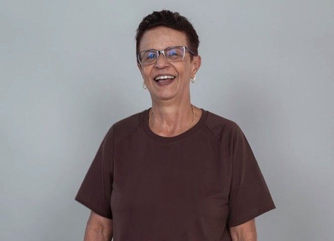 Professora de 72 anos prepara profissionais após recomeçar carreira aos 50