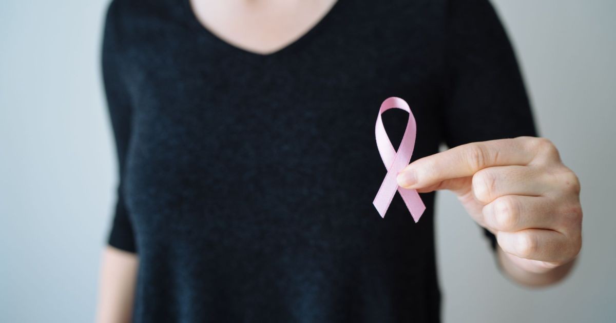 Outubro Rosa no trabalho: veja os direitos das mulheres com câncer de mama