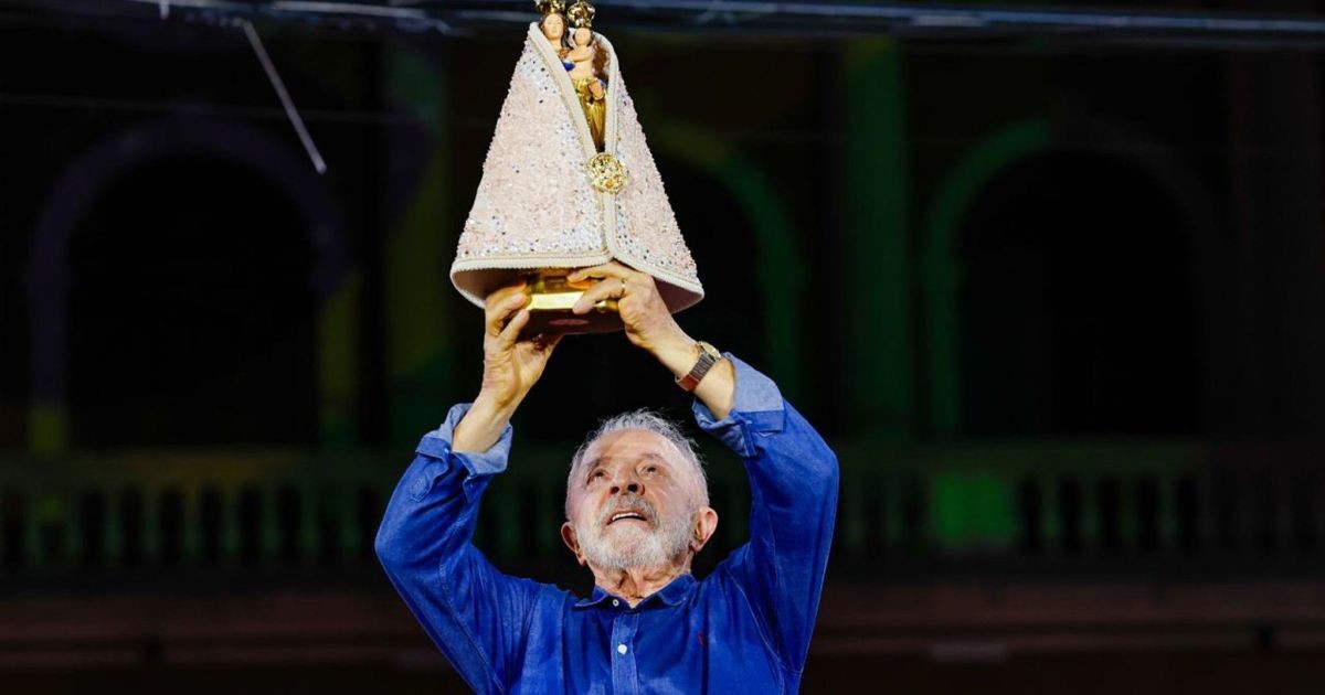 Lula usa Nossa Senhora no palanque, mas não na campanha oficial