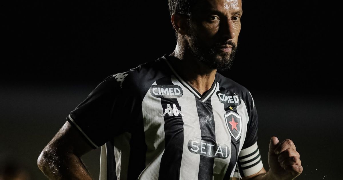 Aos 45 anos, Nenê negocia compra da SAF de clube em que atua como jogador