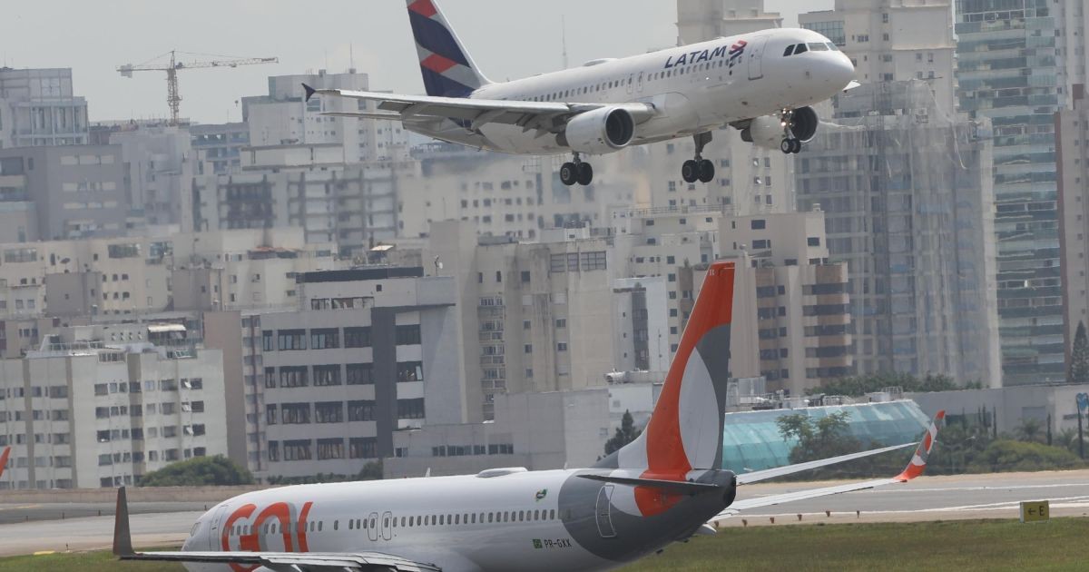 Abear alerta para impacto de reajustes do QAV na conectividade aérea