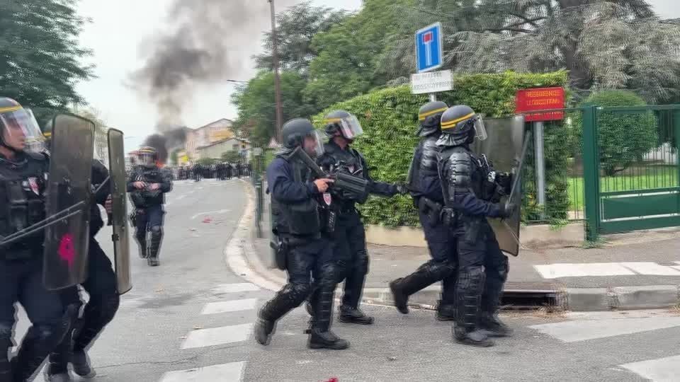 Onda de protestos fecha mais de 400 escolas na França