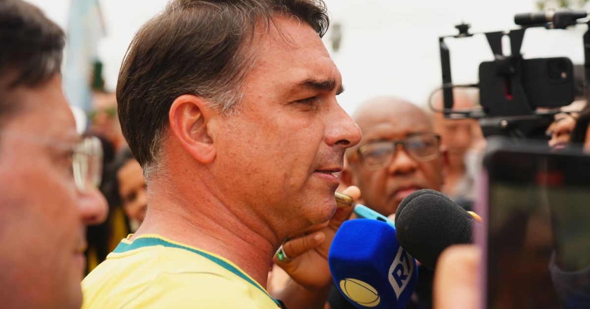 Lula vai ser expulso da Presidência no domingo, diz Flávio