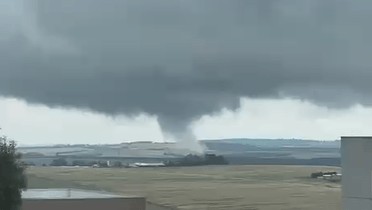 Vídeo: cidades do Paraná registram tornado “landspout”; entenda