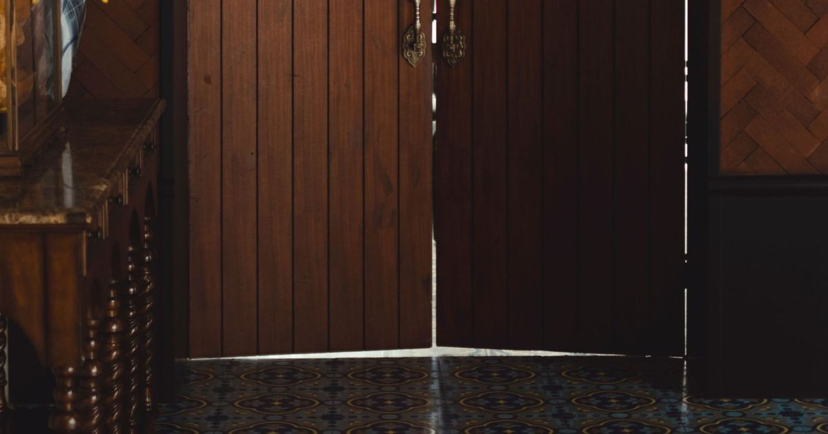 O que fazer quando a porta de madeira raspa no chão em dias chuvosos ou quando entra em contato com a umidade?