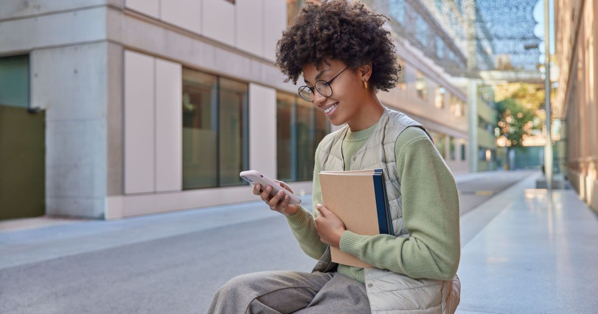 Como pagar mensalidade de universidade estrangeira direto pelo celular?