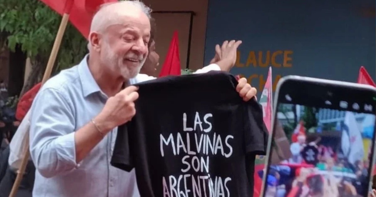 Lula mostra camisa com frase “as Malvinas são argentinas” durante ato no RJ