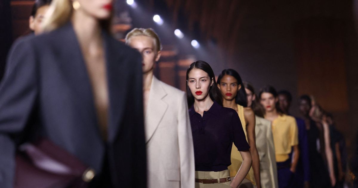 Victoria Beckham brilha com ternos oversized na Semana de Moda de Paris