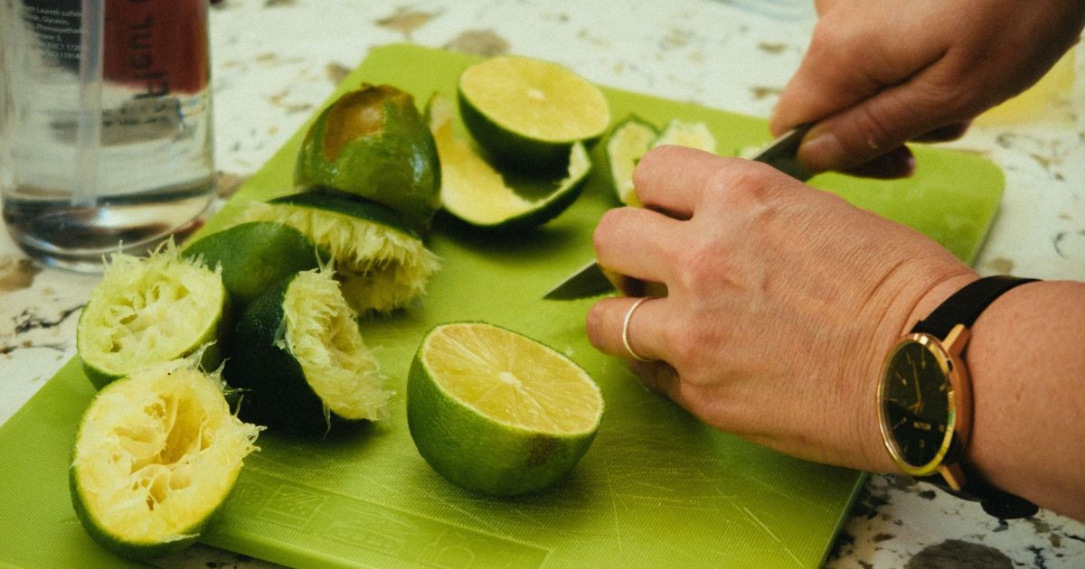 Como tirar mau cheiro do banheiro usando casca de limão na lixeira