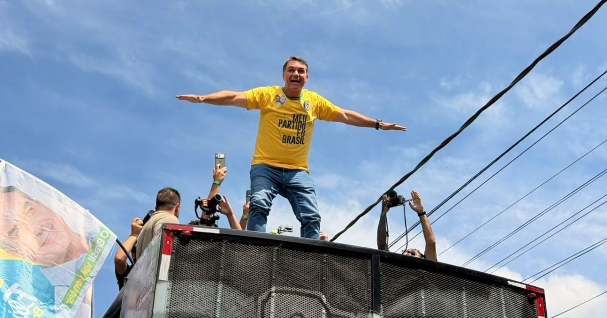 Na véspera da eleição, Flávio volta a criticar STF e fala em “perseguição”