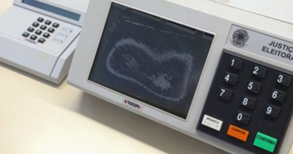 Com disquete de 1,44 MB e teclado de borracha: a história da primeira urna eletrônica com cara de micro-ondas usada em 1996