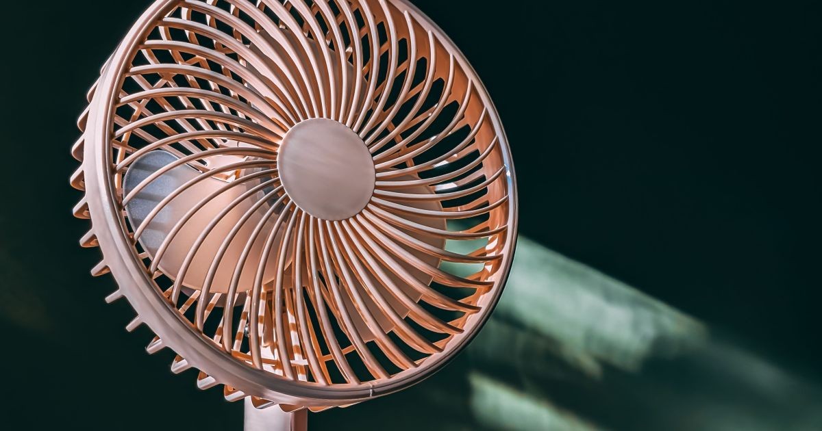 Ventilador apontado para a janela ou porta aberta expulsa o ar quente de dentro do cômodo