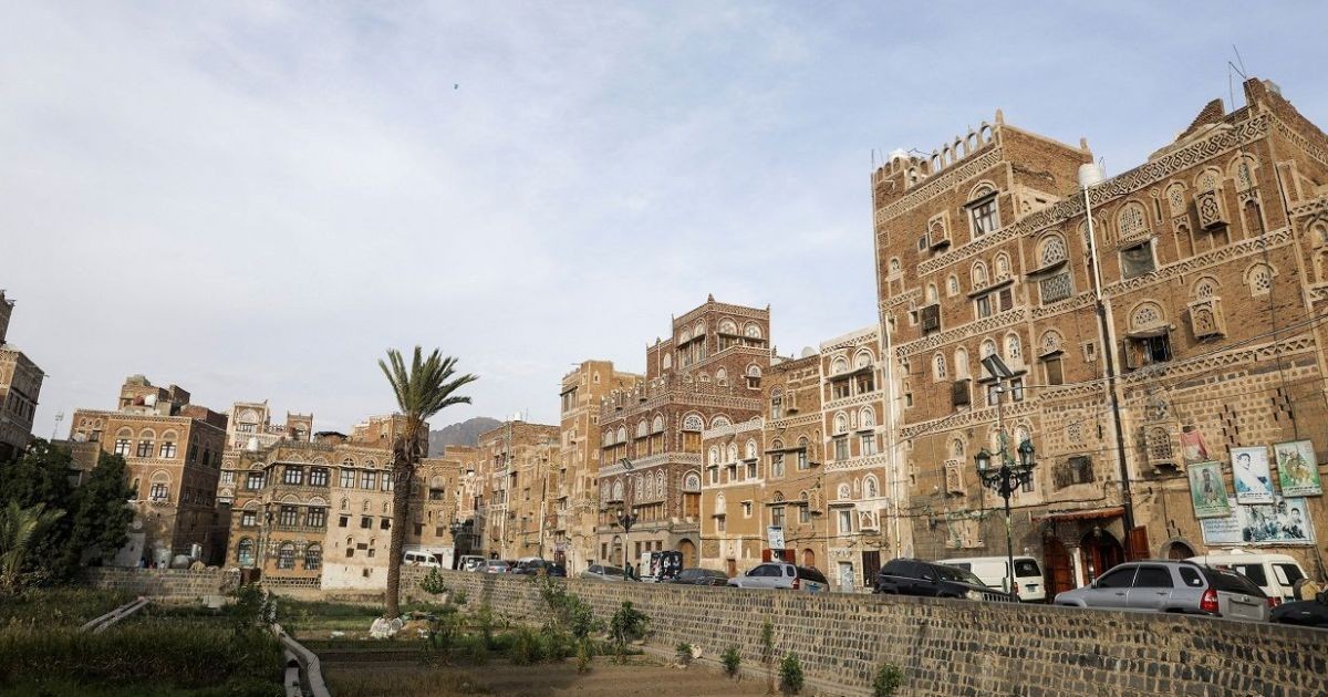Explosões atingem a capital do Iêmen após ataques aéreos da Arábia Saudita