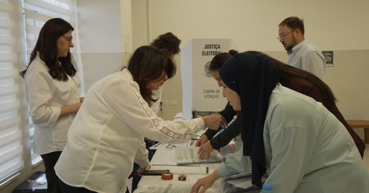 Brasileiros votam na Cisjordânia e na Ucrânia; Veja imagens