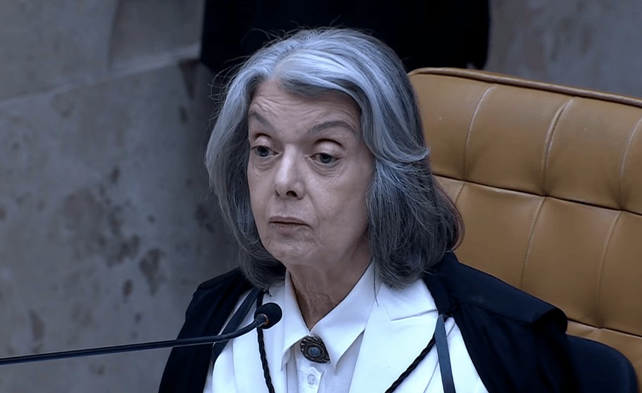 Cármen Lúcia, ministra do Supremo Tribunal Federal, vota em Minas Gerais
