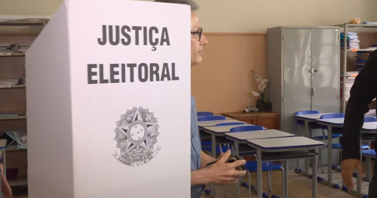 “Ninguém me alertou”, diz Zema após entrar com celular na cabine de votação