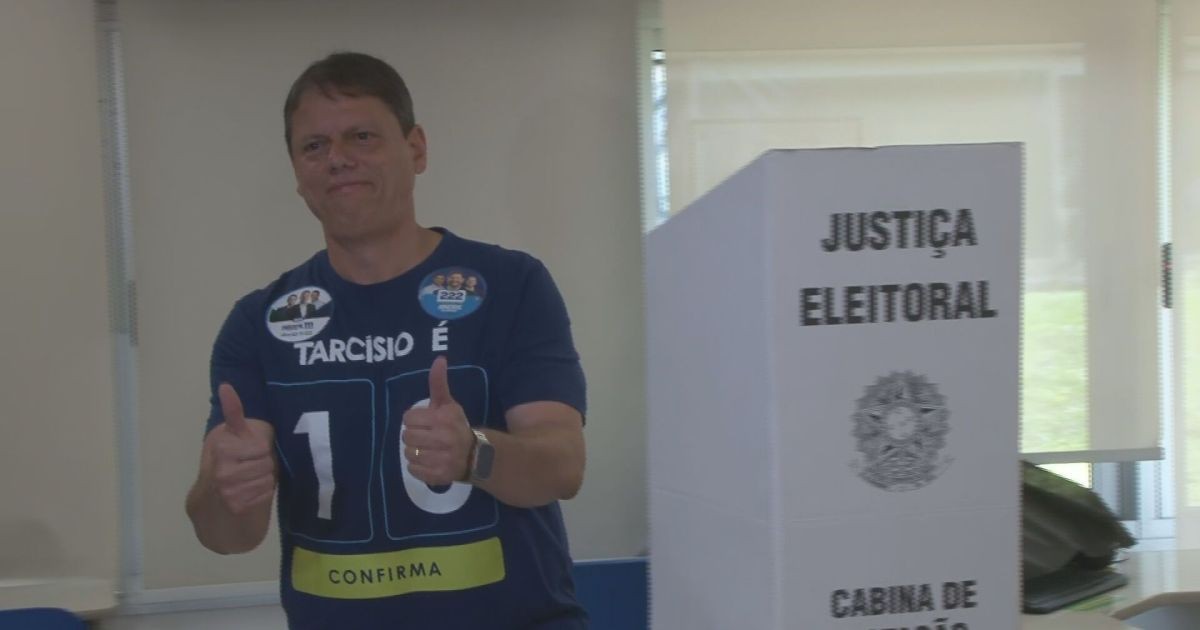 Tarcísio vota em SP e diz que aguardará resultado com “muita humildade”