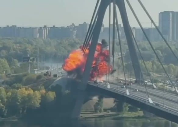 Vídeo: Veja momento que drone russo atinge ponte na Ucrânia