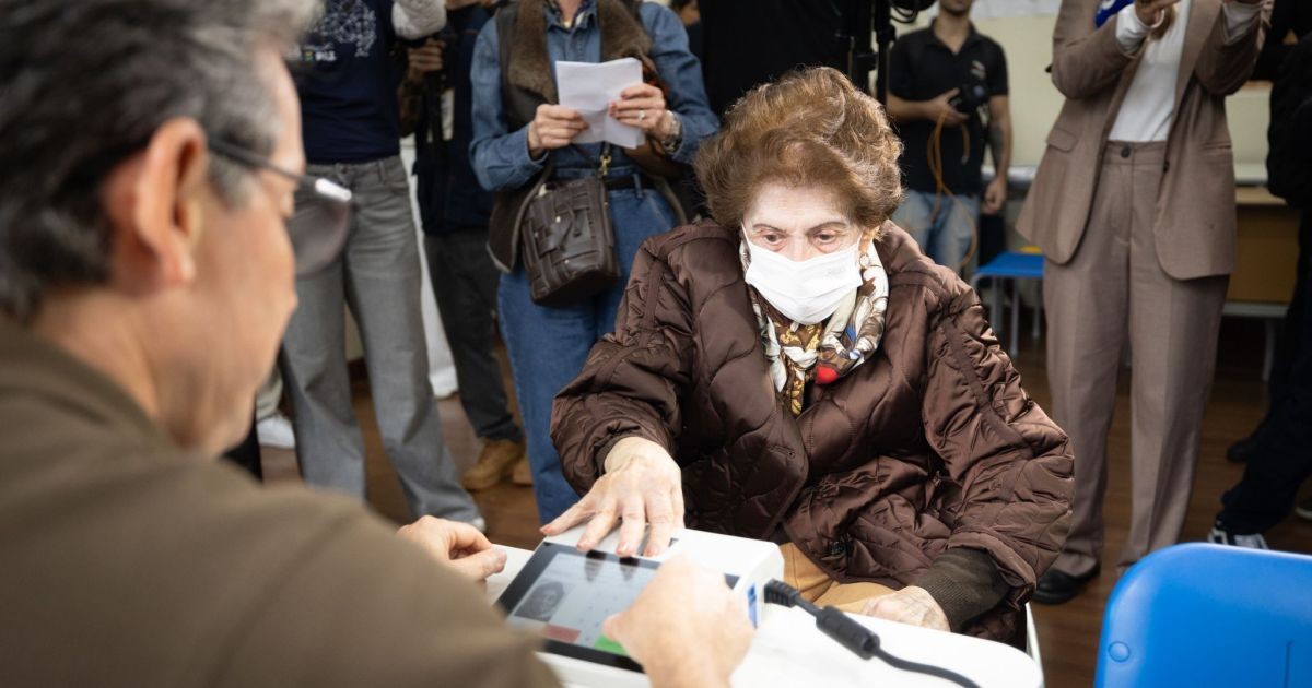 Eleitores centenários vão às urnas no 1º turno das eleições