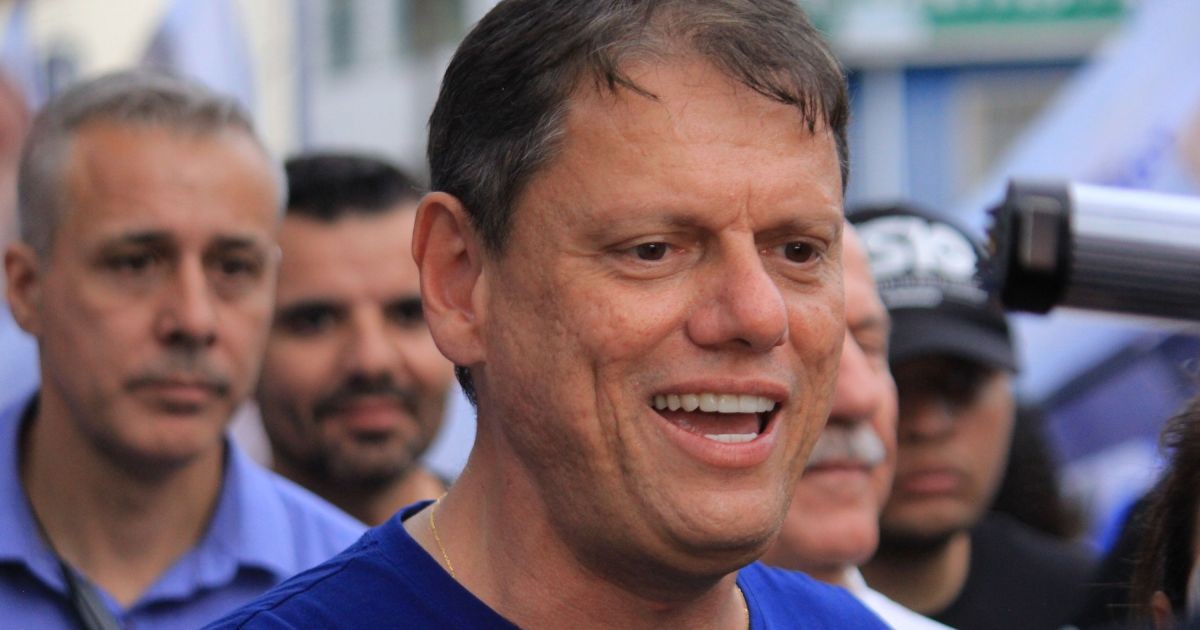 Tarcísio vai a Brasília para traçar estratégia de 2º turno com Flávio