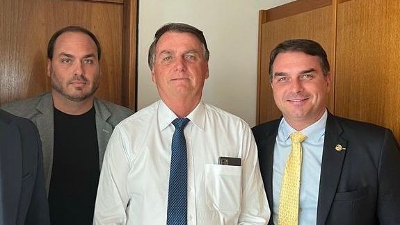 Família Bolsonaro elege deputados, senadores e vai ao 2º turno ao Planalto