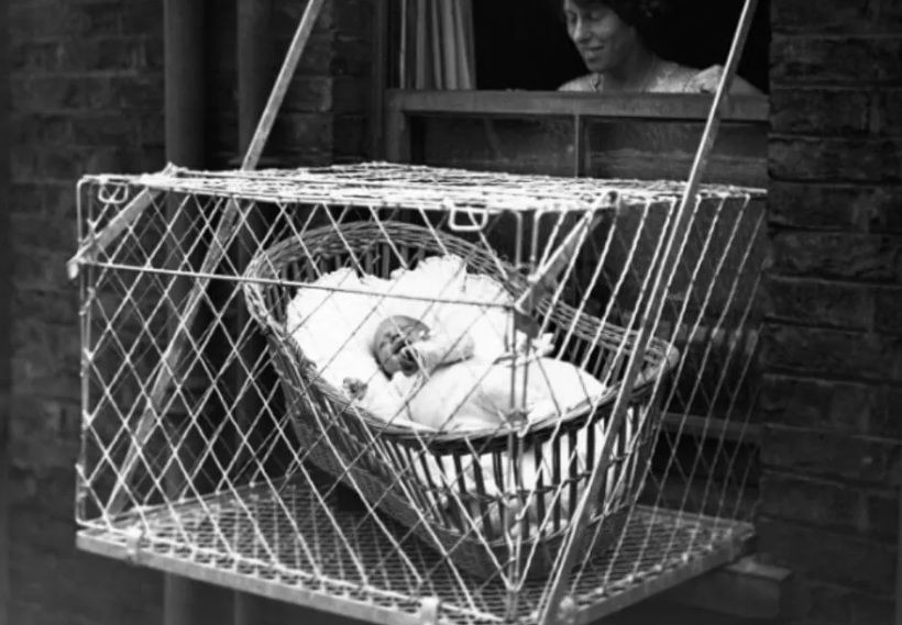 Gaiolas para bebês em janelas: porque mães penduravam filhos a dezenas de metros do chão na década de 1930?