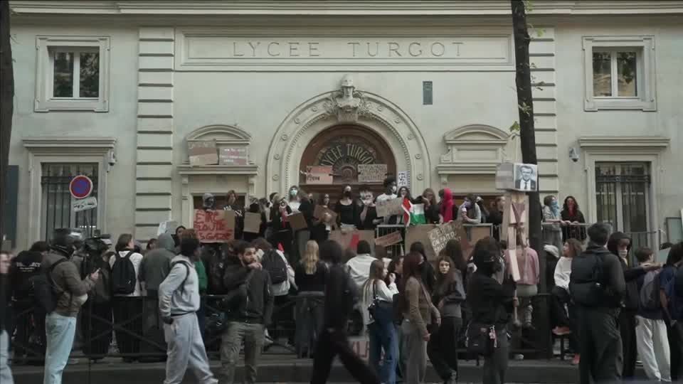 Mais de 400 escolas são fechadas na França em protestos estudantis