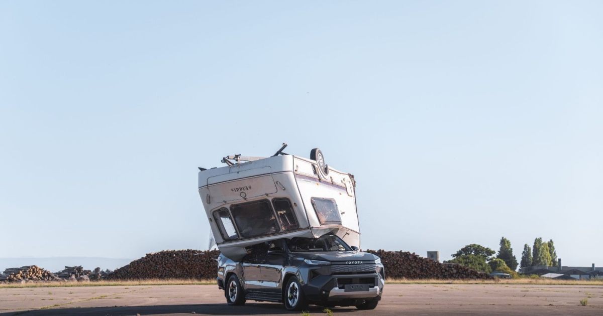 Toyota joga trailer de 760 kg sobre Hilux EV a 9 metros de altura; confira