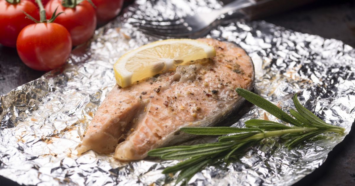 Aprenda como usar papel alumínio para garantir assados muito suculentos no forno e evitar que carnes e vegetais ressequem durante a preparação