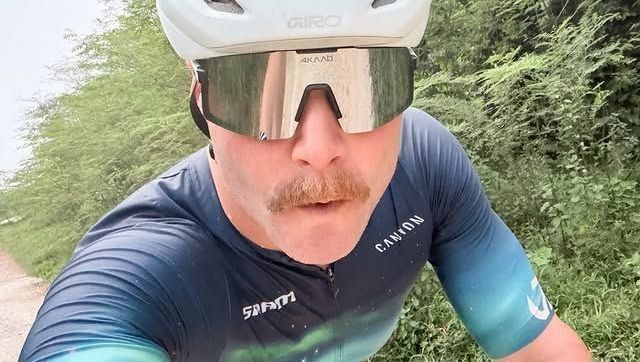 Piloto da Fórmula 1 vai de bicicleta da Malásia até Singapura; veja