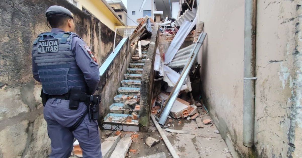 Casa desaba em Santo André e deixa pelo menos uma pessoa ferida