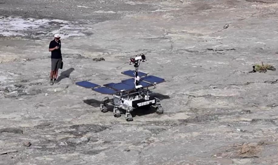 Protótipo de veículo explorador de Marte trafega no deserto espanhol durante testes de campo