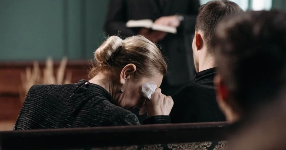 Por que algumas pessoas riem em funerais mesmo estando tristes? Psicologia explica reação involuntária