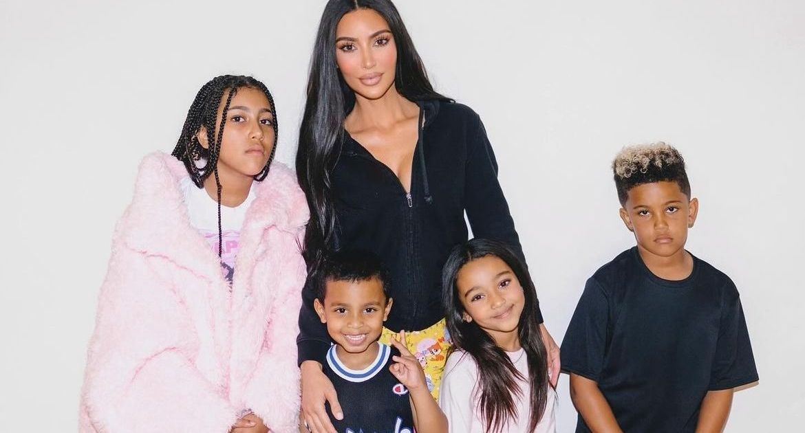 Kim Kardashian revela quantas babás cuidam de seus quatro filhos