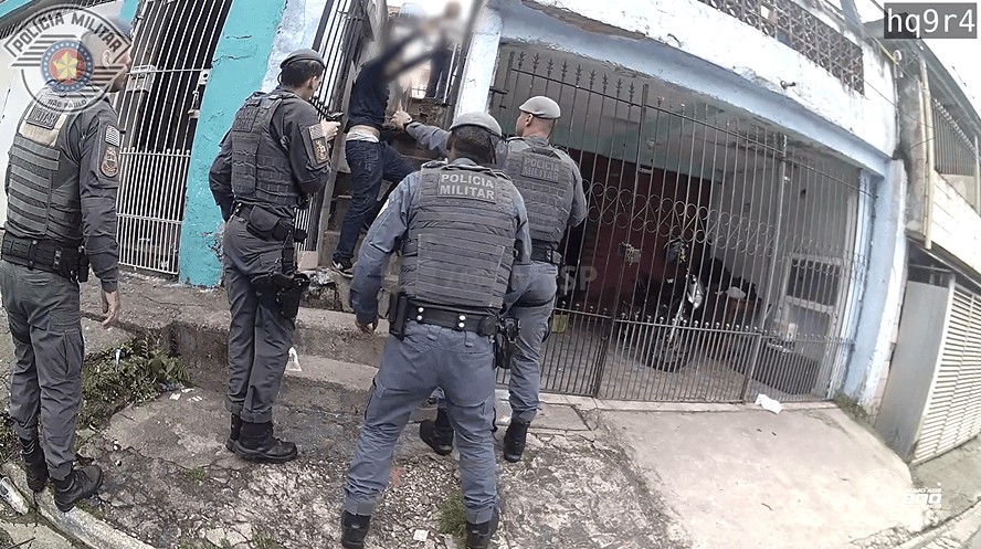 Homem é preso pela PM após agredir mulher e tentar fugir pelo telhado em SP