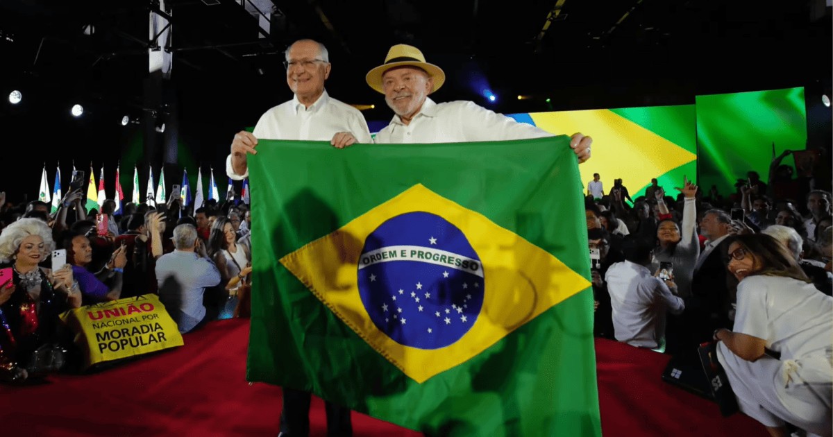 Mendonça manda remover posts que dizem que Lula jogou bandeira no chão