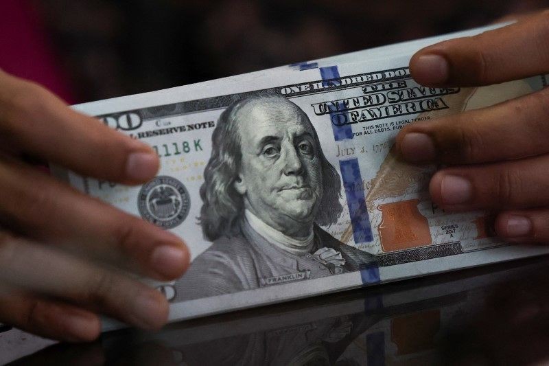 Dólar abre em queda com rescaldo de repercussão após 1º turno no Brasil